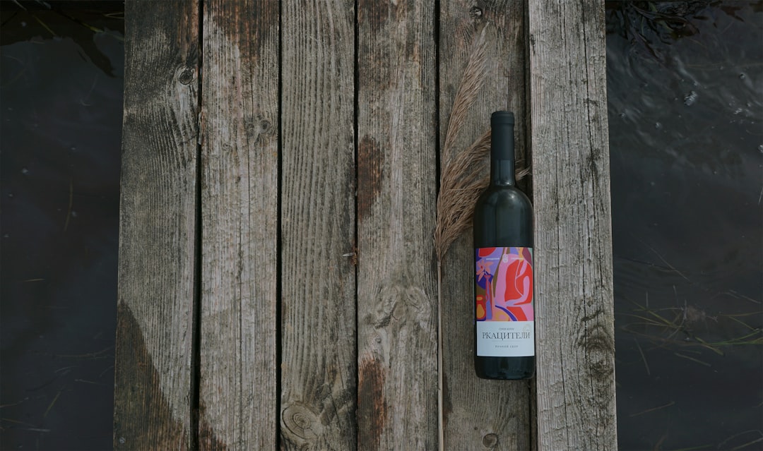 Wino domowe bez etykiety (poglądowe)
