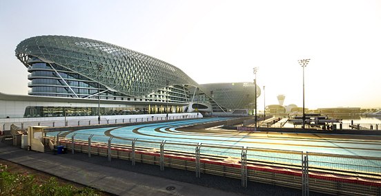 Hotel Yas (Yas Viceroy) przechodzący mostem nad torem
