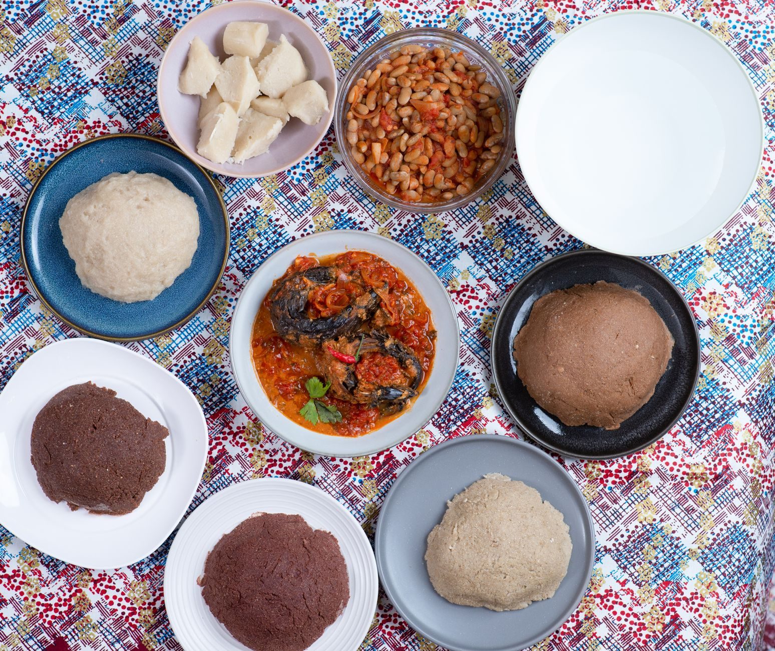 Ugali z nyama choma i kachumbari