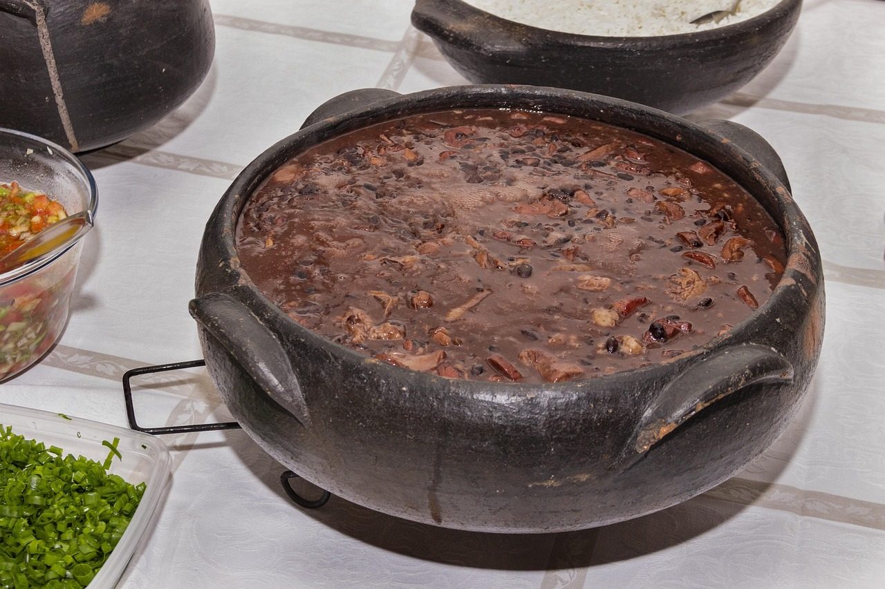 Feijoada z ryżem, farofą i jarmużem na talerzu