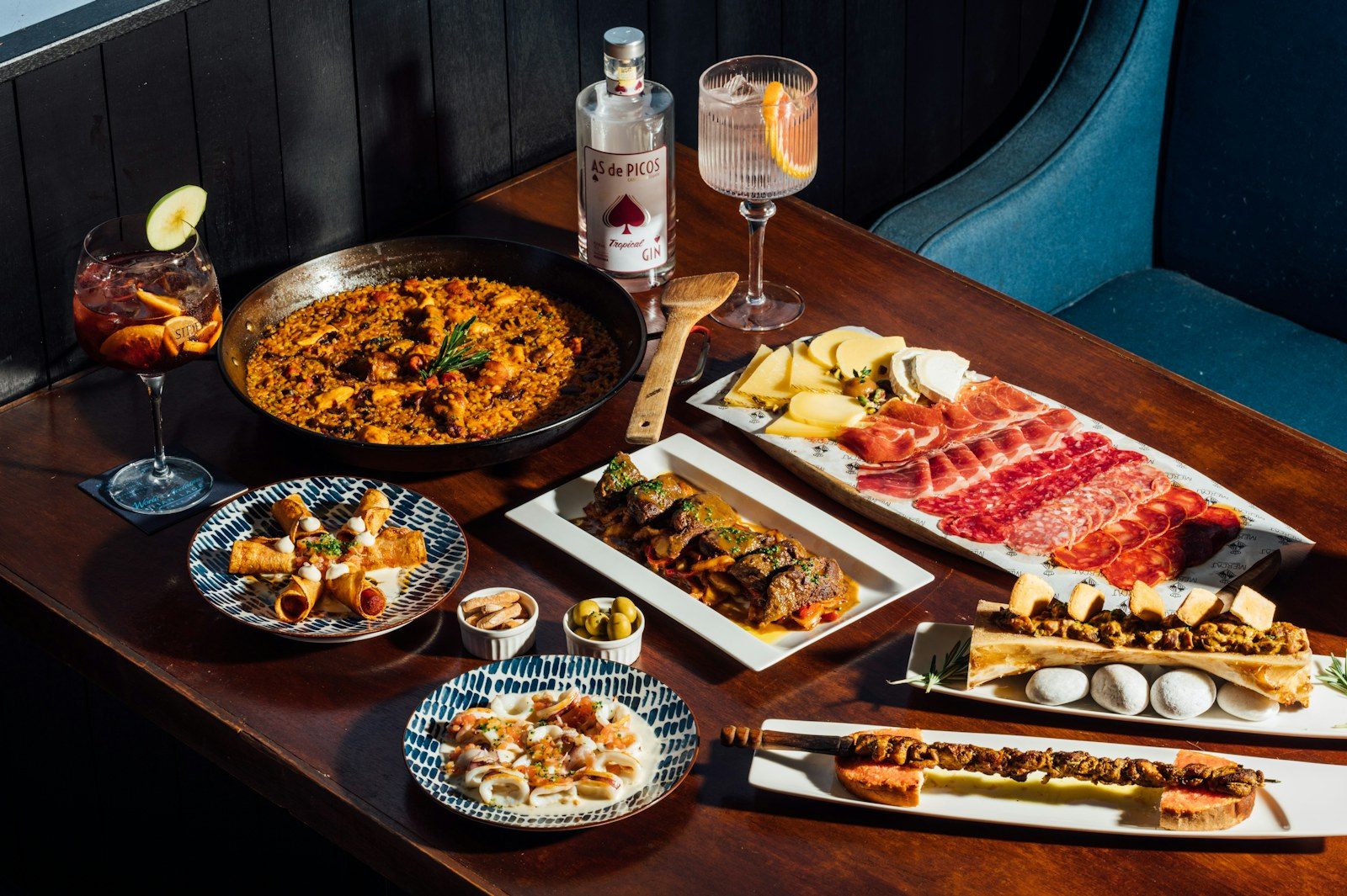 Hiszpańskie tapas i paella — kuchnia