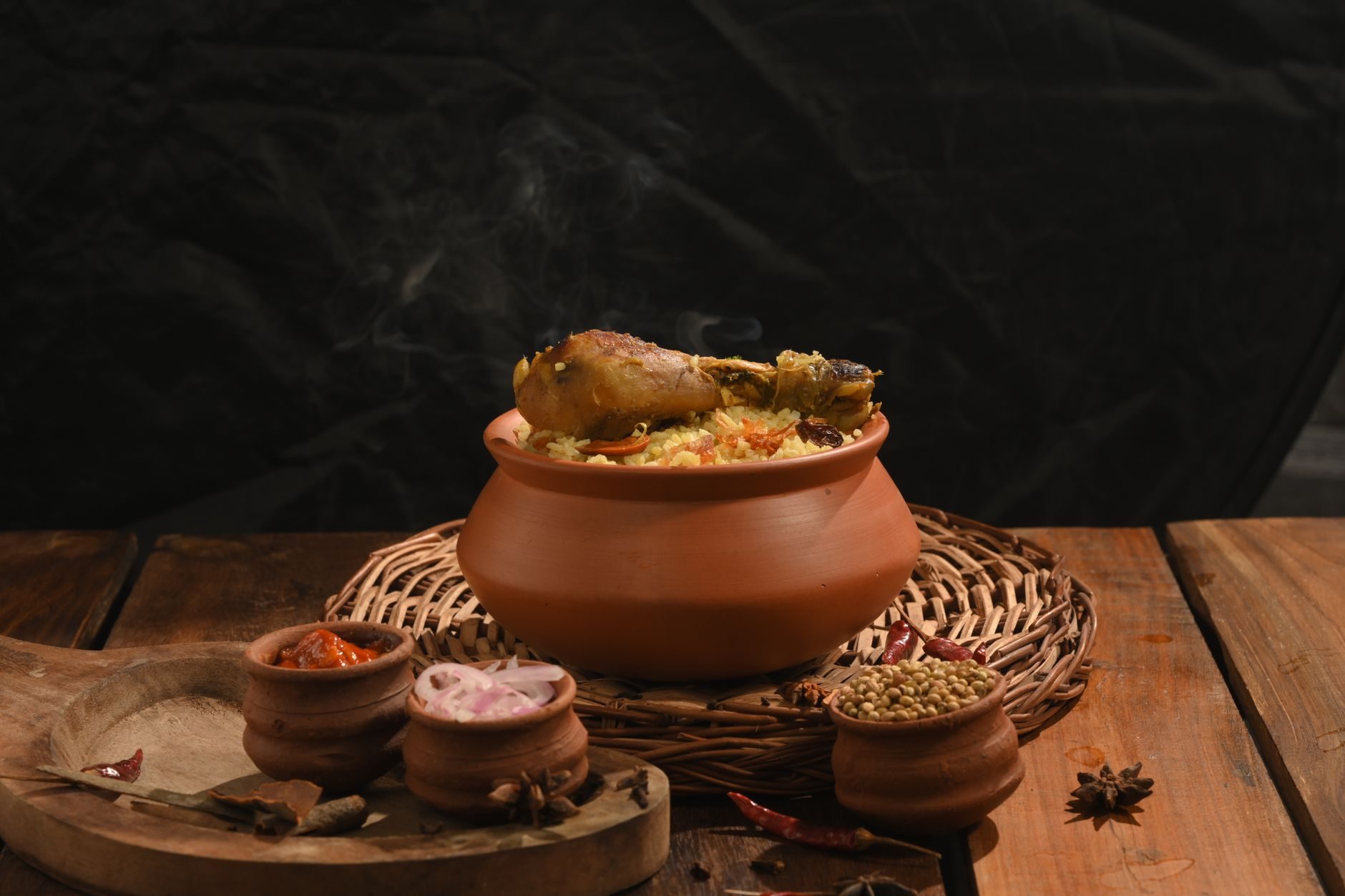 garnek biryani z szafranowym ryżem i smażoną cebulą na wierzchu