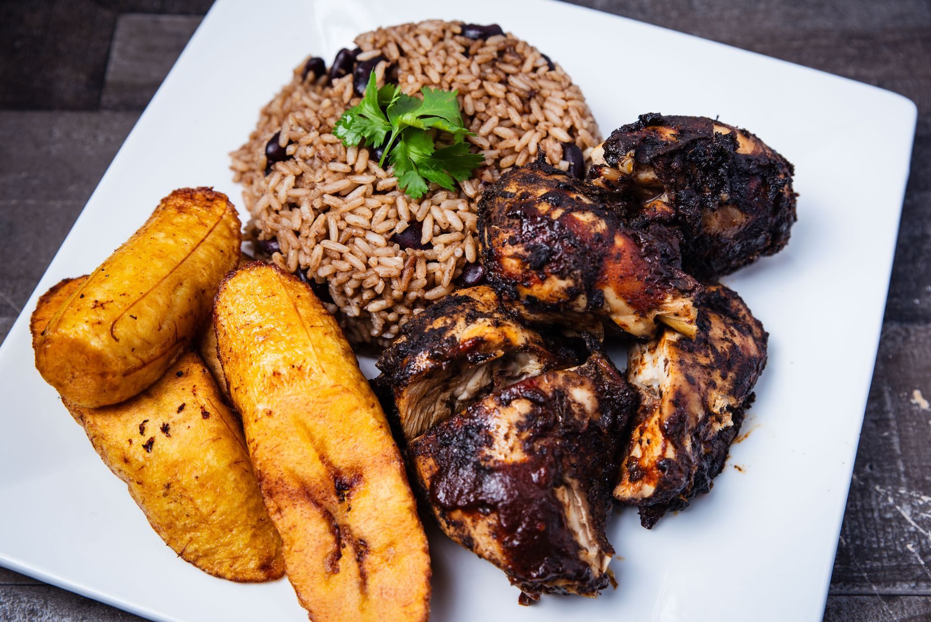 Jerk chicken na ruszcie nad drewnem pimento