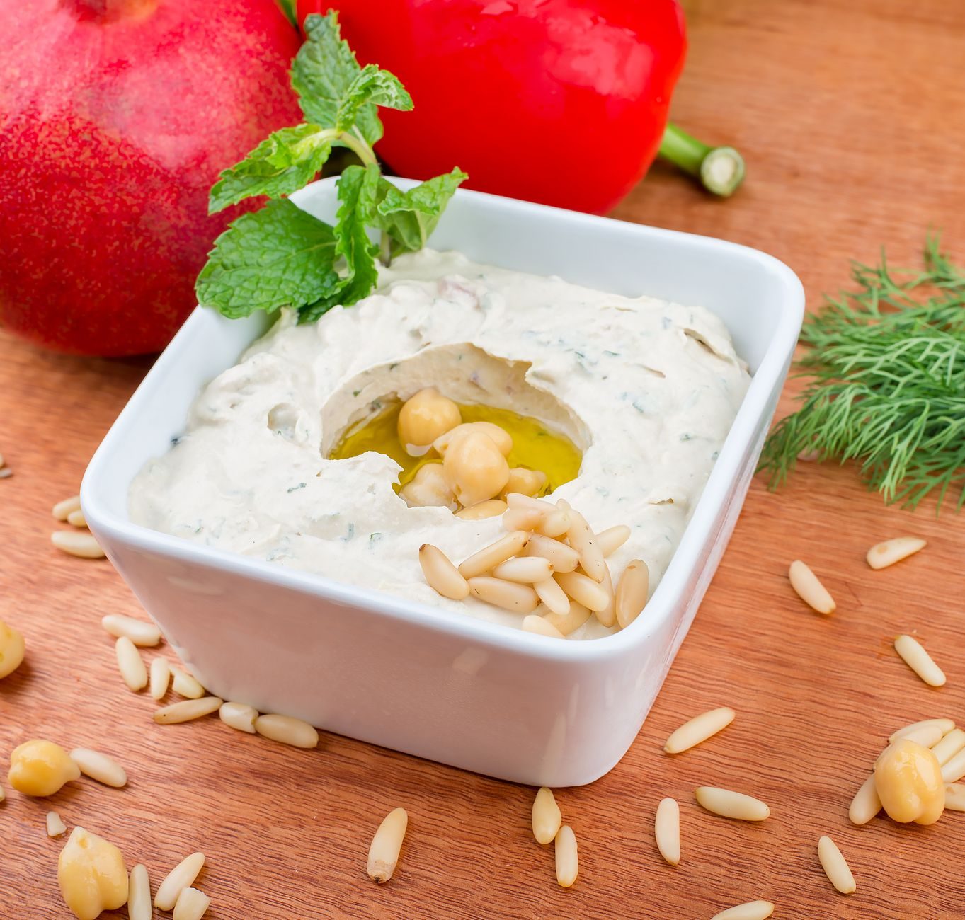 Hummus z oliwą i papryką na talerzu