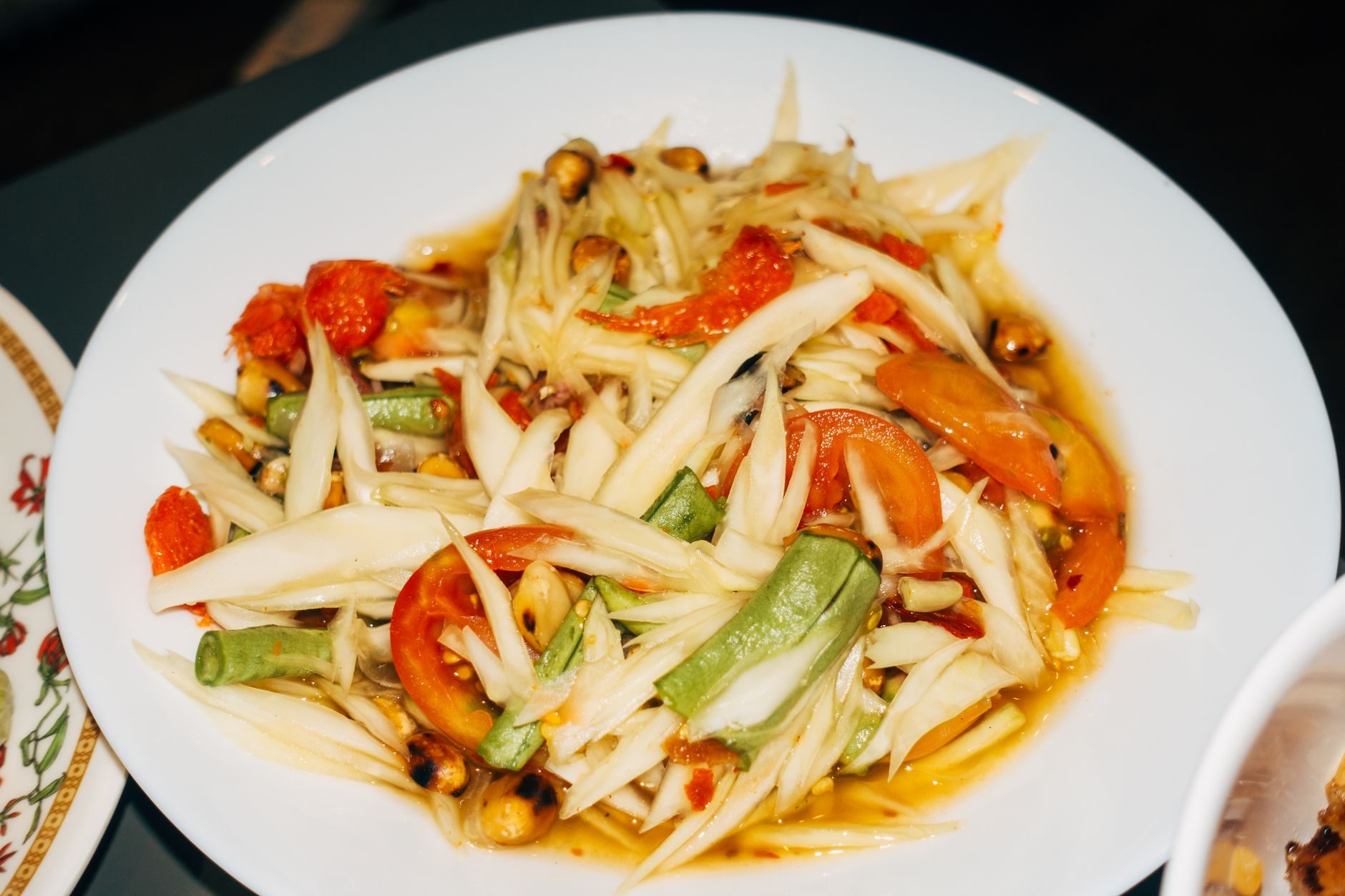 som tam ucierana w glinianym moździerzu z chili i limonką