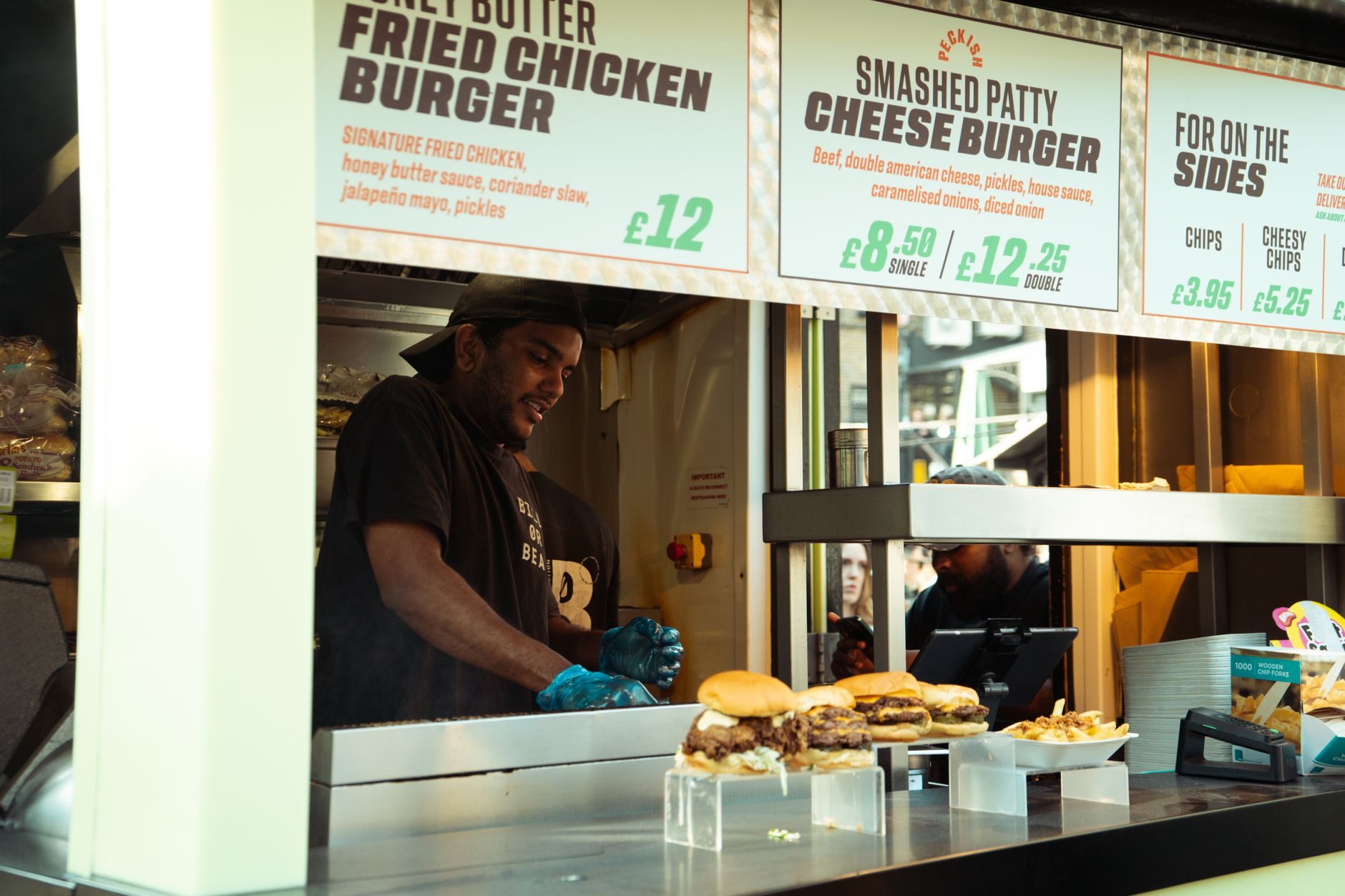 Klasyczny smash burger z serem i warzywami