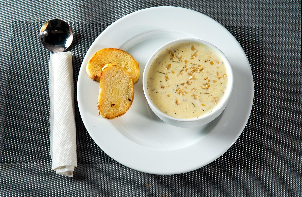 Clam chowder w chlebie na zakwasie