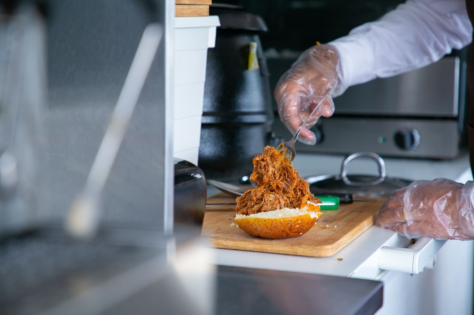 Pulled pork na bułce z colesławem