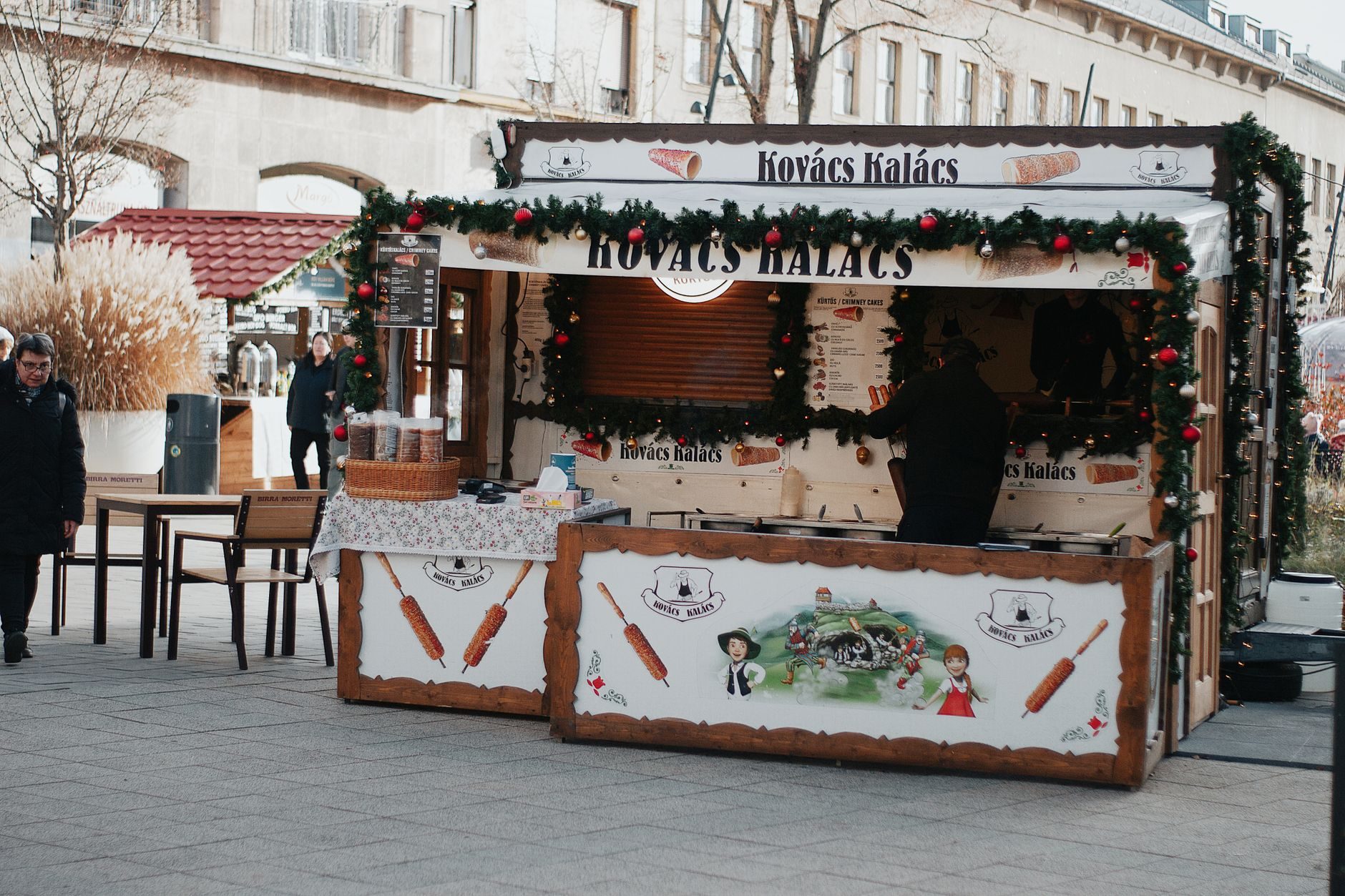 złoty langosz ze śmietaną i górą tartego sera