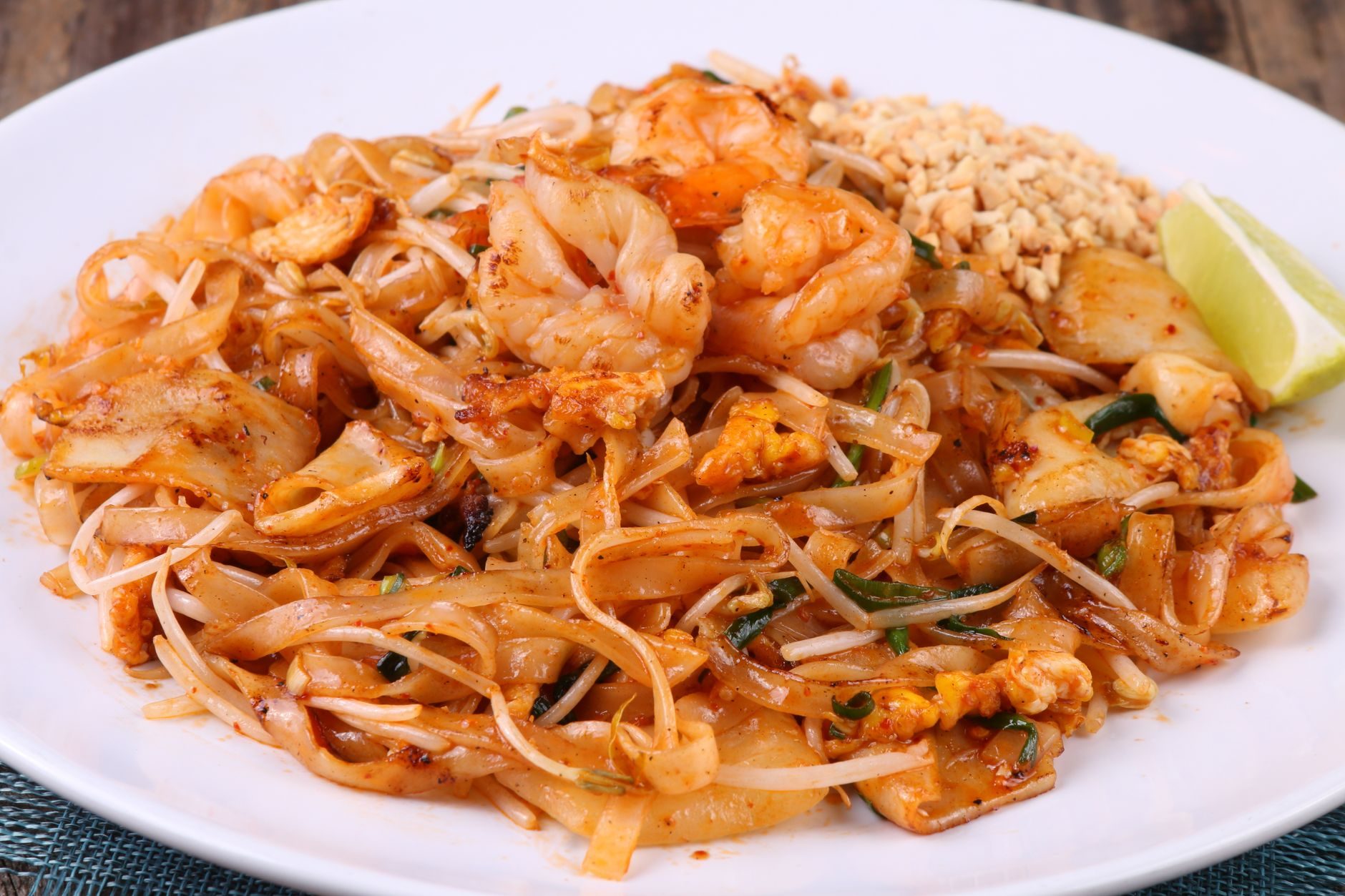 Pad thai z wózka w Bangkoku