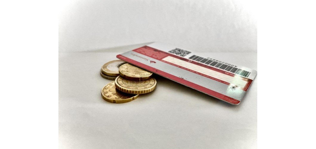 Karta i monety euro — poglądowa fotografia finansów