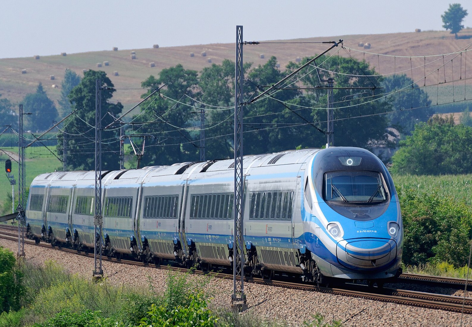Pociąg Pendolino PKP Intercity pod Słomnikami — ilustracja podróży koleją po Polsce
