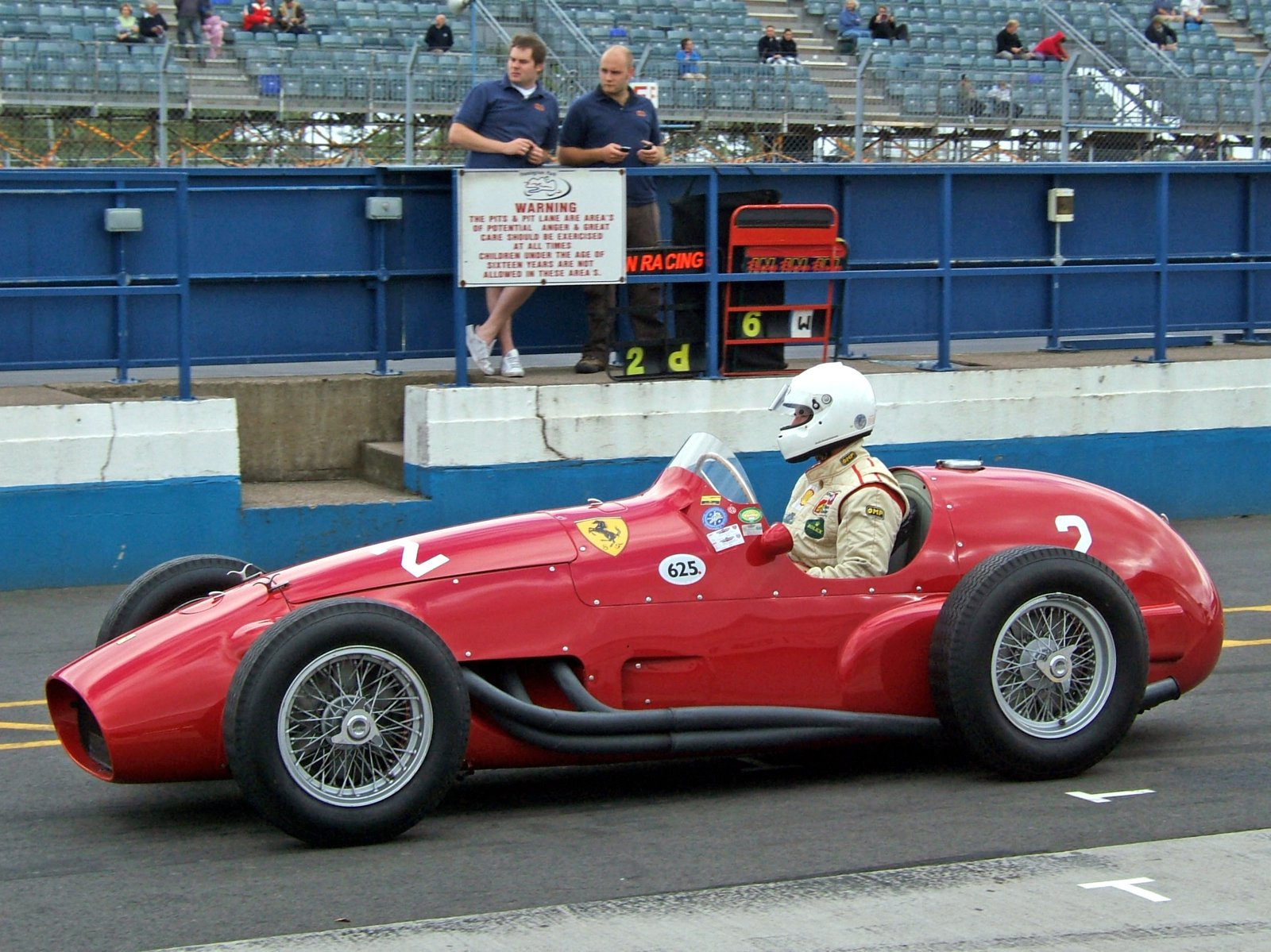 Historyczne Ferrari 625 Formuły 1 na Donington Park w 2007 roku
