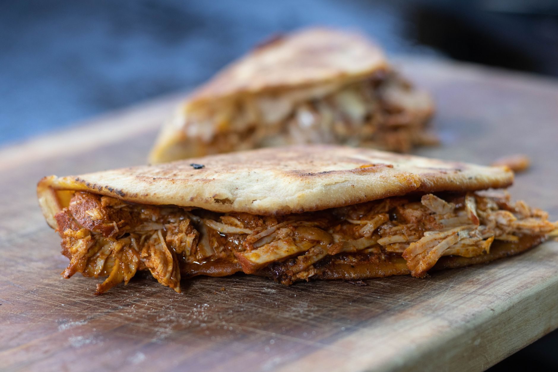 Arepa nadziewana mięsem i awokado