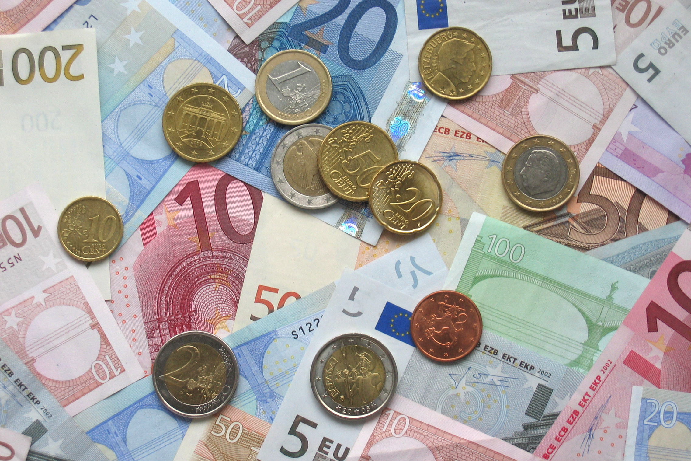 Banknoty i monety euro — fotografia poglądowa pasażu promocji bankowych