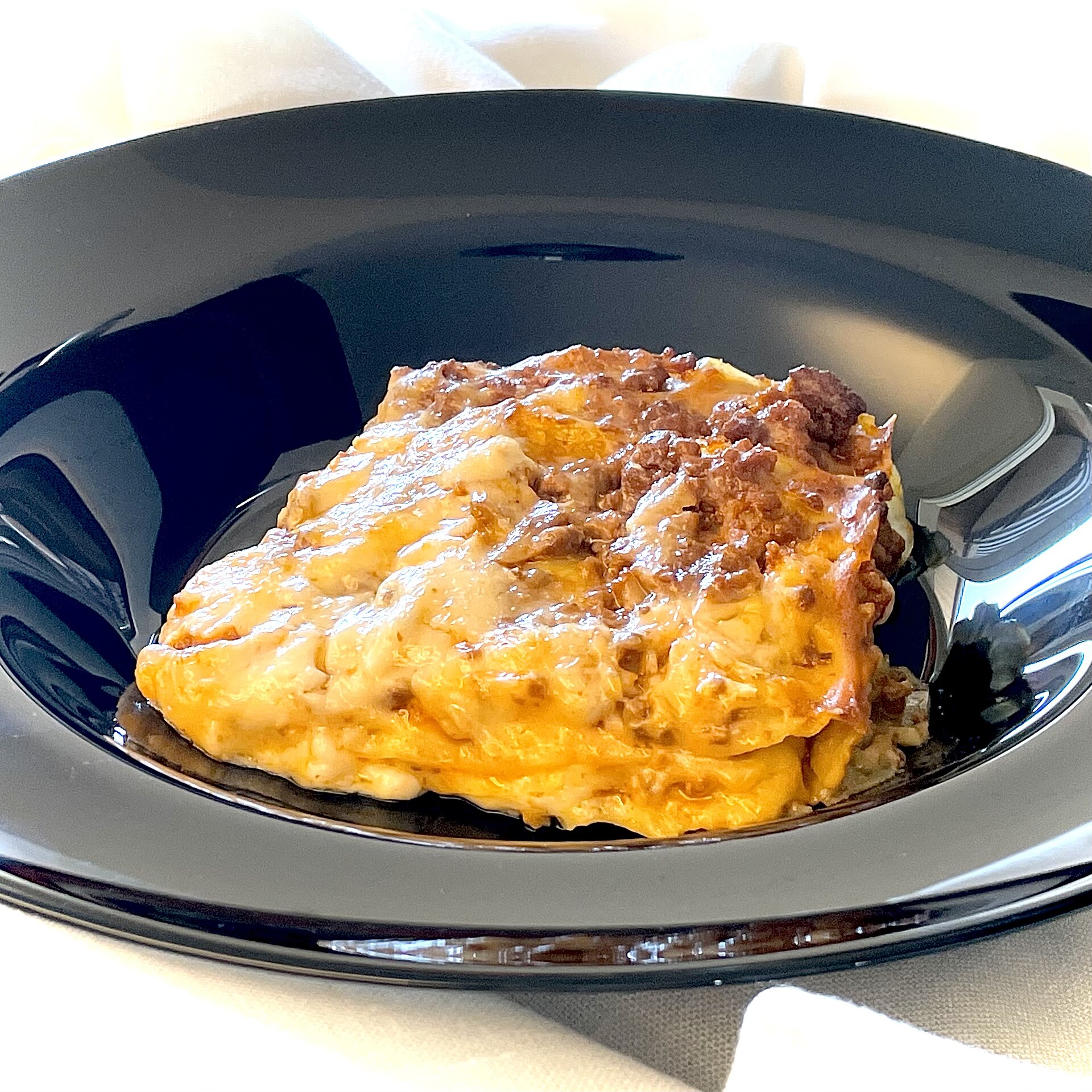 kawałek lasagne z widocznymi warstwami na łopatce