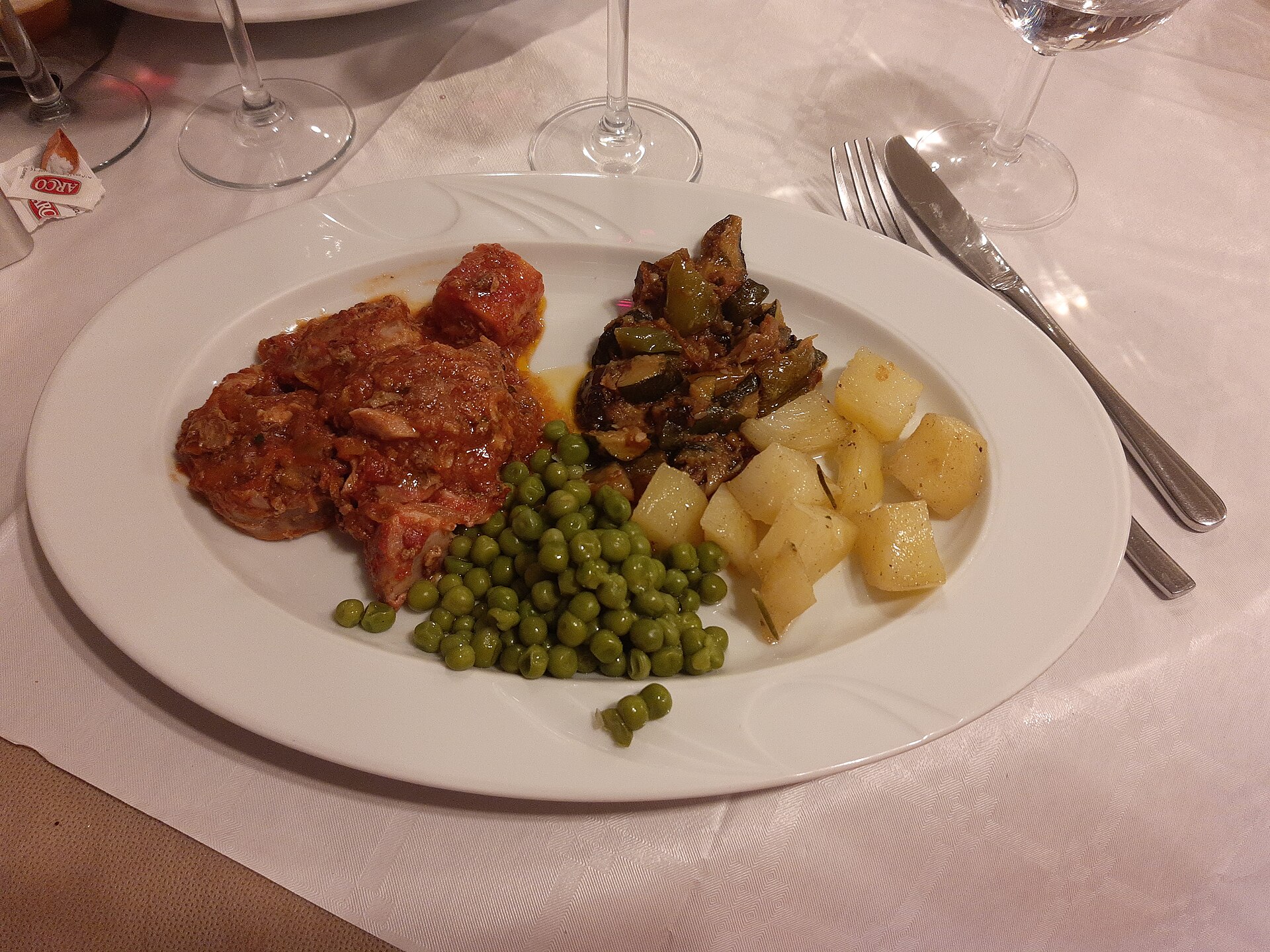 plaster osso buco z kością szpikową posypany zieloną gremolatą