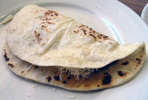 Baleada z fasolą, serem i śmietaną