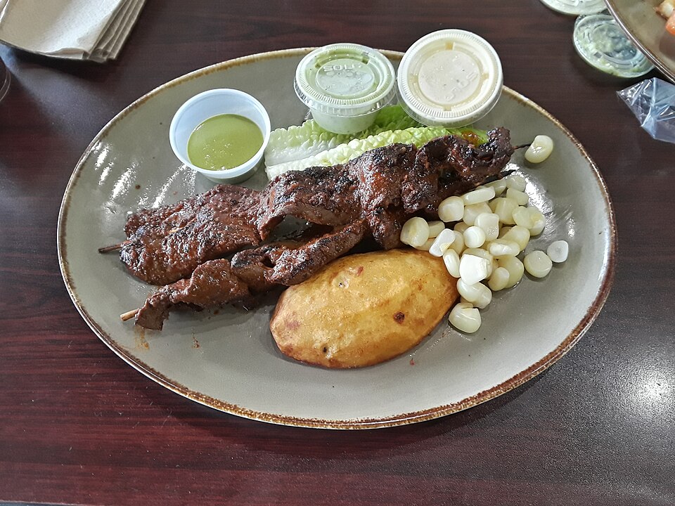 Anticuchos z wołowego serca na ruszcie z ziemniakiem