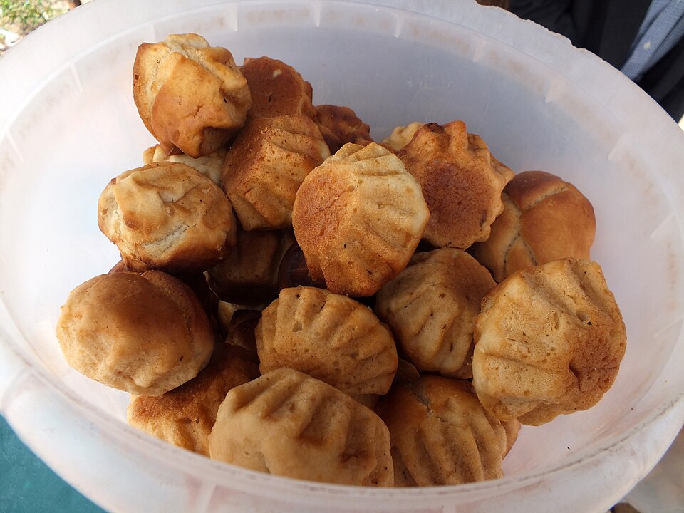 Mandazi złociste na talerzu