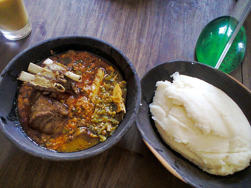 Ugali z nyama choma i kachumbari