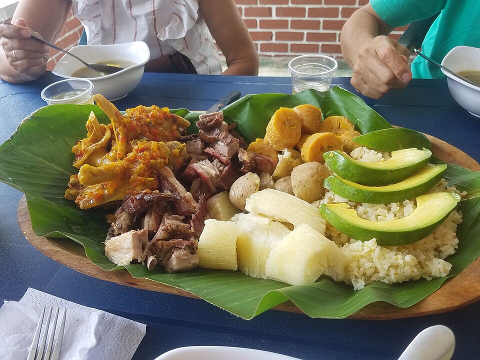 Sancocho z kurczakiem i warzywami